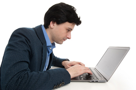 自信的年轻商业人与笔记本电脑的肖像