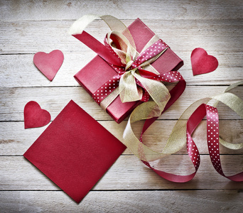 情人节礼品包装盒和红色纸图片
