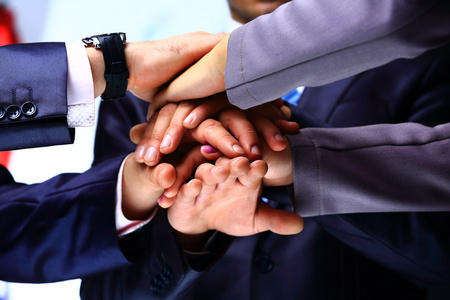用他们的双手叠放的商界同事的特写照片