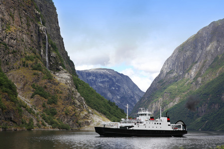 在挪威的峡湾 neroyfjord