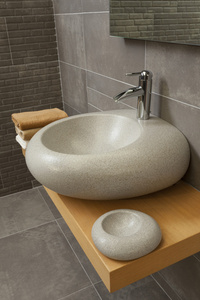 一个现代浴室水槽和水龙头的细节