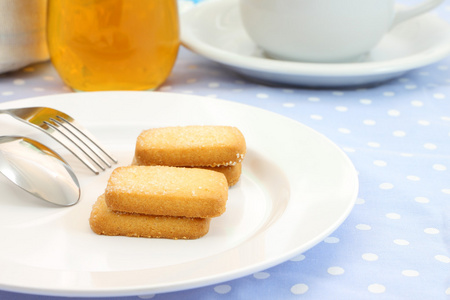 糖顶饼干点心盘在桌上