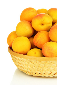 新鲜天然杏的柳条篮上白色隔离图片