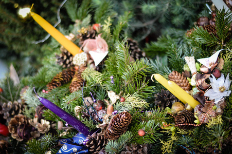 在松树的花环装饰上圣诞蜡烛