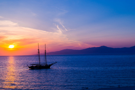 在著名的圣托里尼岛，希腊的日落
