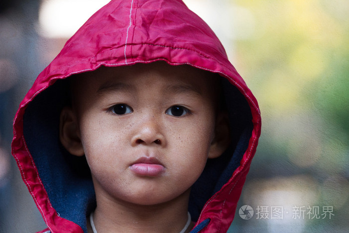 亚洲的男孩，在一个寒冷的冬日