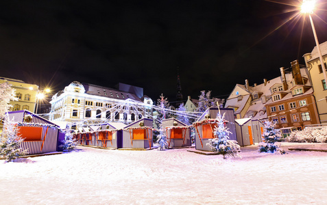 在里加，拉脱维亚在圣诞节的时候看夜景
