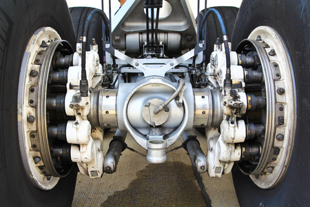 飞机的轮子图片