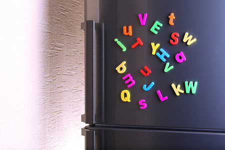 在冰箱上的彩色磁性字母