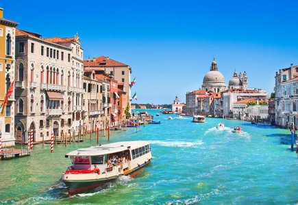 运河与大教堂 di 圣玛丽亚格兰德 della 致敬在威尼斯，意大利