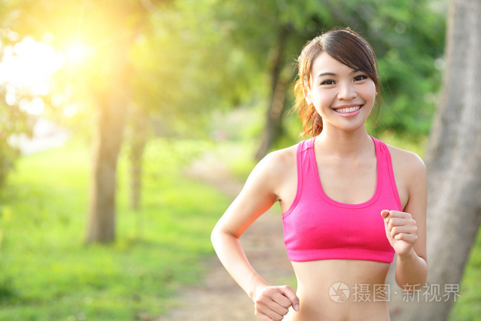 在公园中正在运行的女人