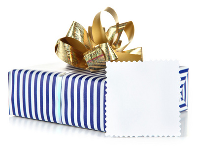 礼品盒与孤立的白色衬底上的空白标签