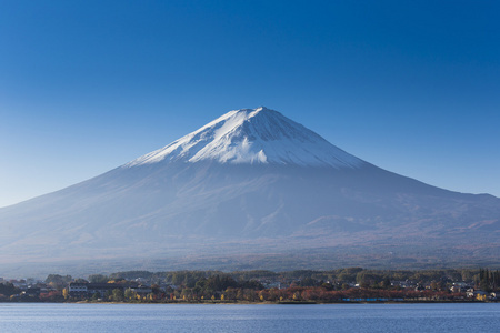 富士山与湖和城市的视图