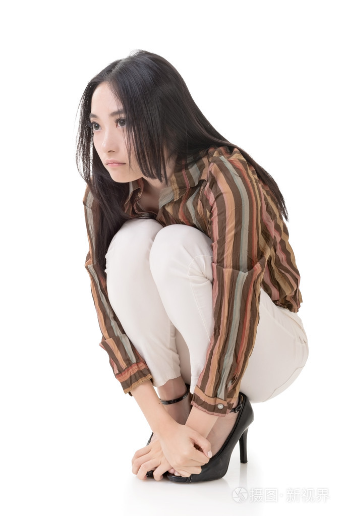 蹲下的姿势,由性感亚洲美女照片-正版商用图片1efati-摄图新视界
