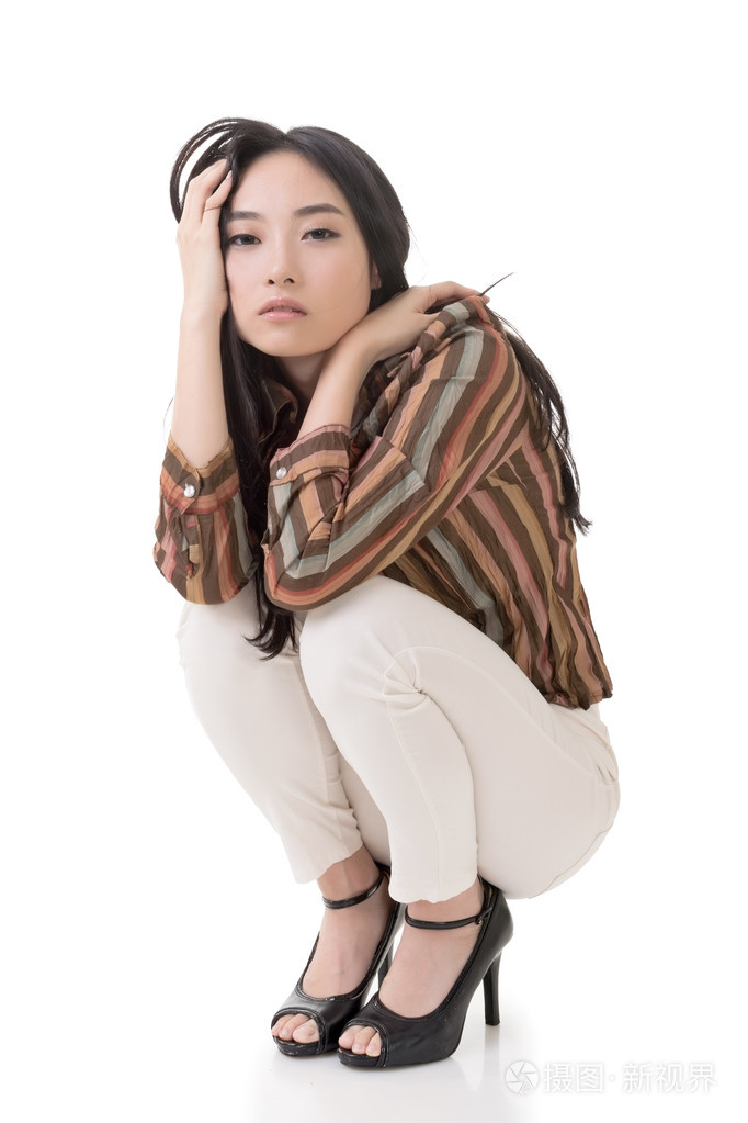 蹲下的姿势由性感亚洲美女