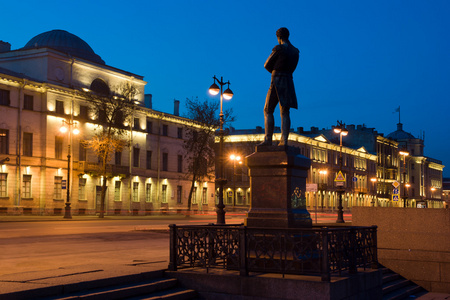夜间的圣彼得斯堡。kruzenshtern 纪念碑