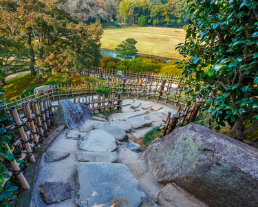 查看从 yuishinzan 山在冈山 korakue en 花园