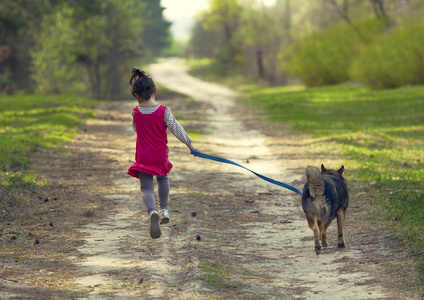 那只狗跑在路上的小女孩