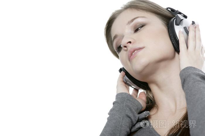 女人听音乐头戴式耳机