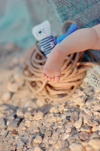 孩子们的脚在沙子里