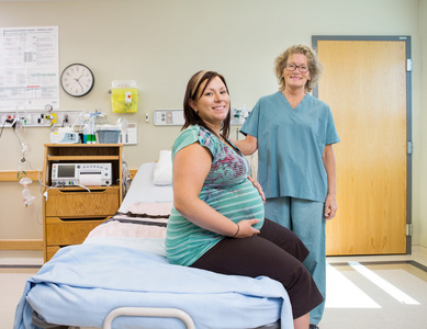 快乐的护士和孕妇在医院里