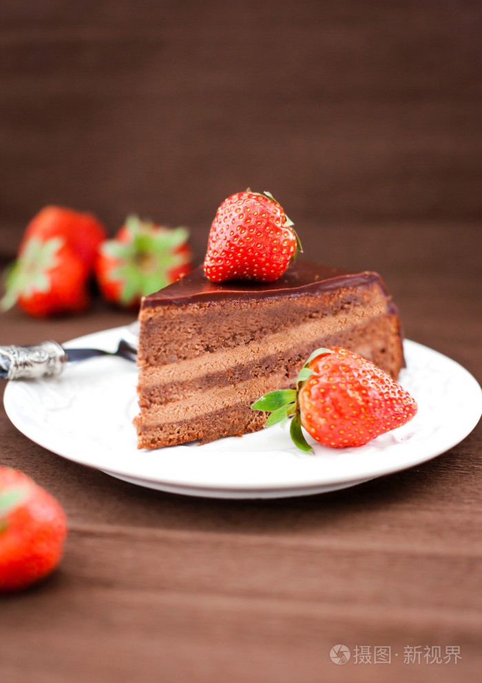 一块巧克力蛋糕装饰着新鲜的草莓