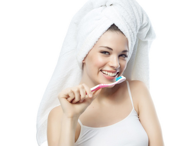 面带笑容的女人她刷牙