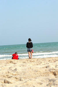 十几岁的女孩与男孩望着大海