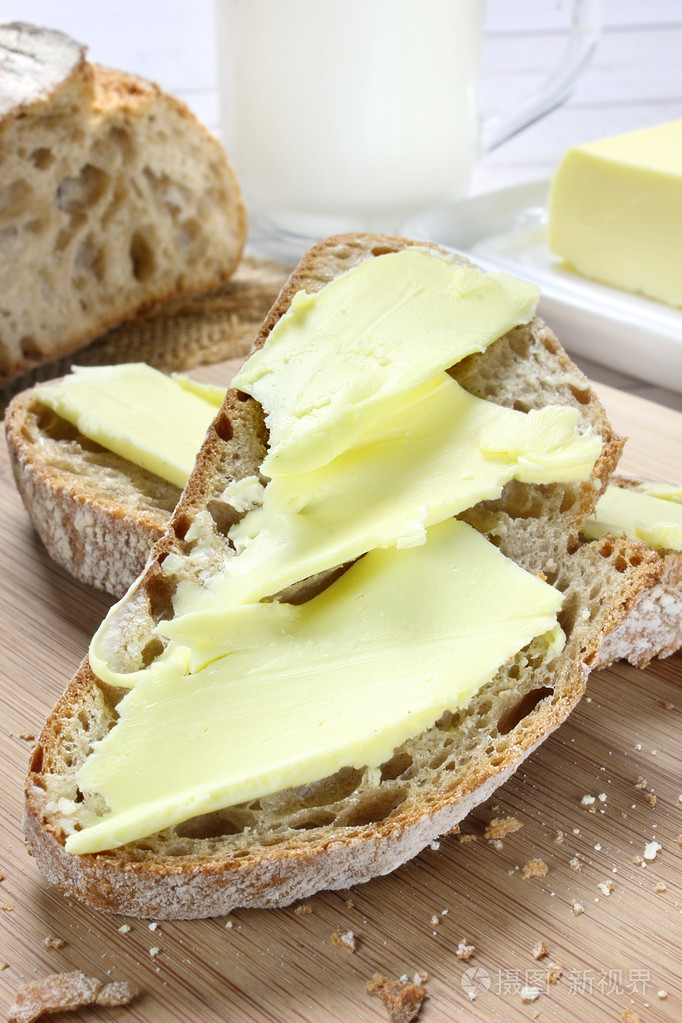 面包与黄油涂在木板上