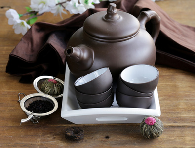 传统茶饮水壶杯和各种杯子