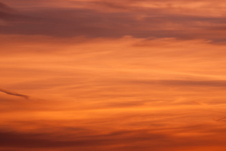 橙色和黄色的夕阳的天空