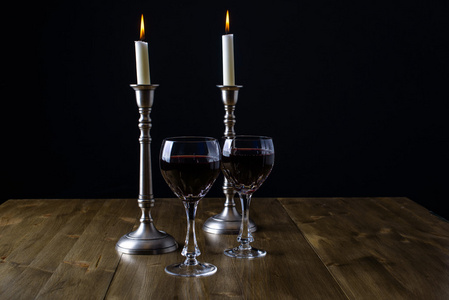 红酒配木桌上的蜡烛