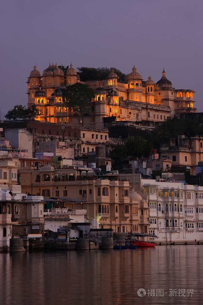 城市宫殿建筑群在夜晚,乌代布尔,拉贾斯坦邦,印度照片-正版商用图片1