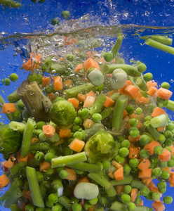 新鲜蔬菜在水中煮图片
