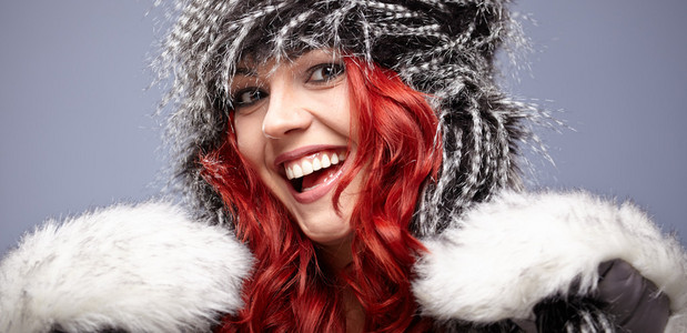 红头发的女人，在暖和的衣服