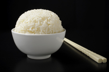 饭圈白米饭在陶瓷碗和筷子照片