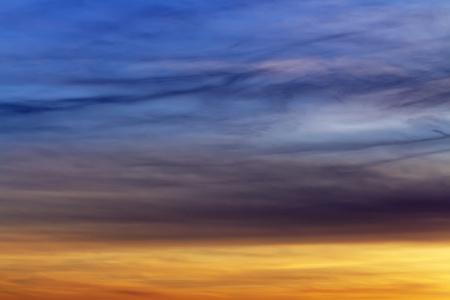 多彩的夕阳的天空。美丽的天空。天空背景