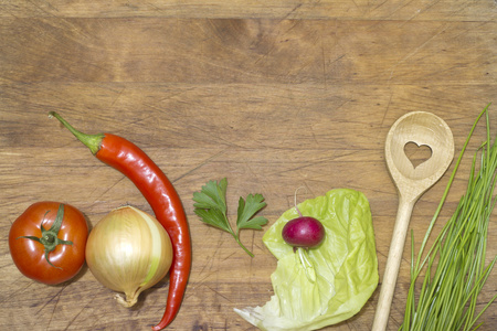 蔬菜和厨具上切菜板背景概念