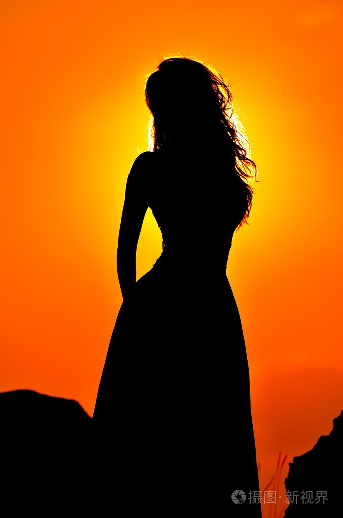 年轻女子在日落时的剪影