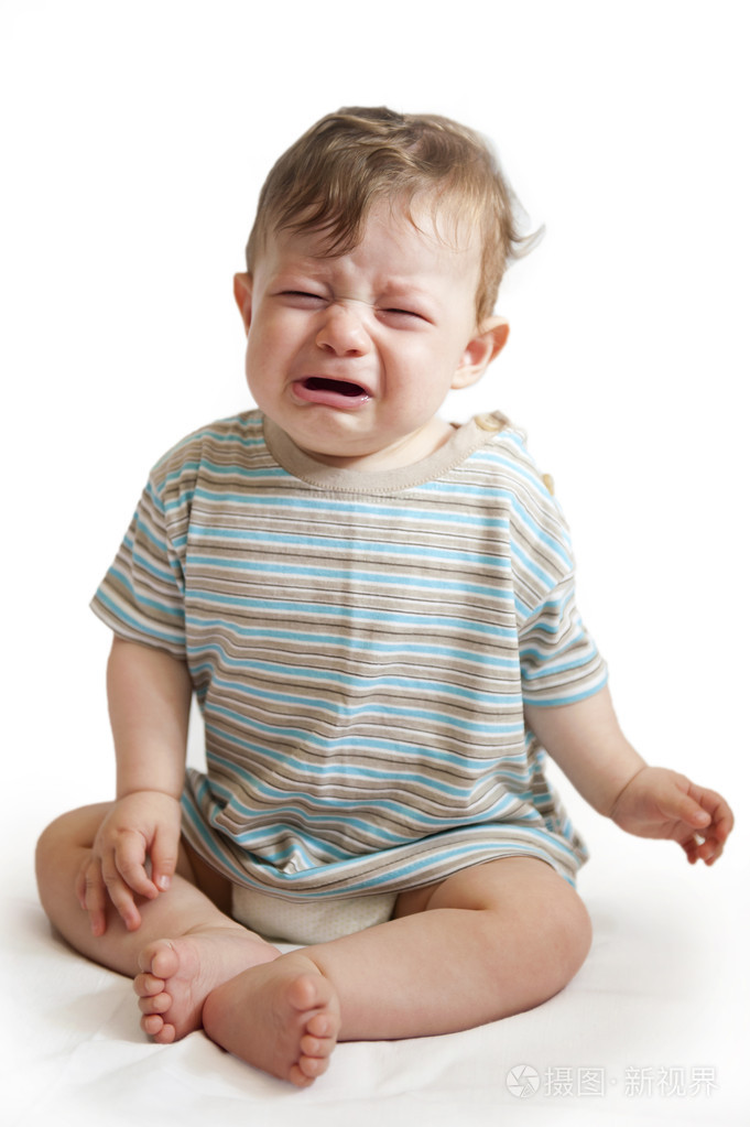 在白色背景上哭泣的小男孩