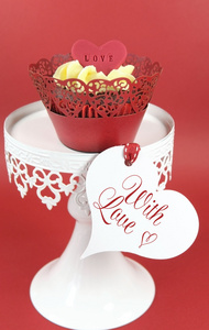 红色天鹅绒蛋糕为情人节或爱情主题假日或生日