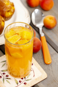 木桌上，选择性焦点橙汁饮料