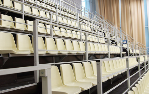 地方为观众排座位为大球场的观众照片