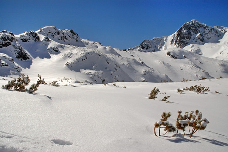 在冬天白雪覆盖的山峦