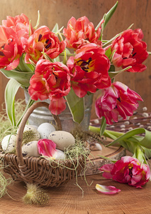 郁金香花和复活节彩蛋