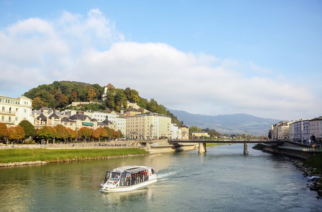 在萨尔茨堡，奥地利的 salzach 河