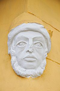 在房子的正面上的人脸的形状的模具。zelenogradsk。加里宁格勒地区