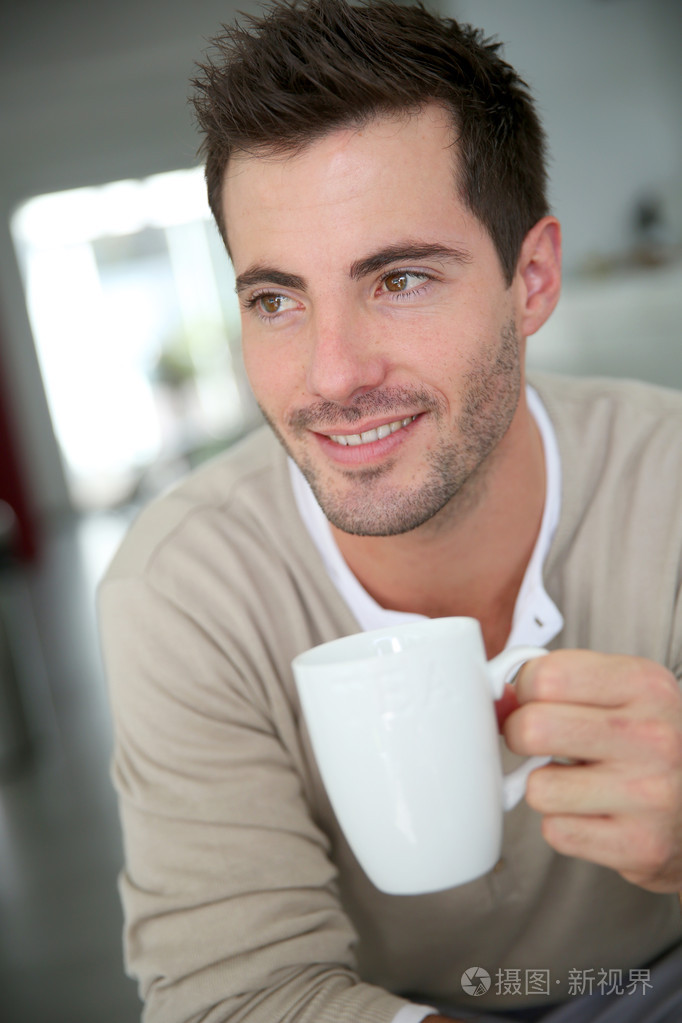 年轻男子喝咖啡