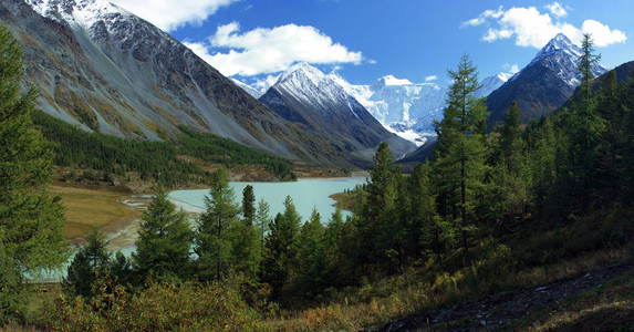 阿尔泰山。湖 akkemskoe