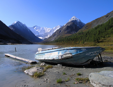 阿尔泰山。湖 akkemskoe